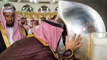 Mencium Hajar Aswad saat Umroh - Harga paket umroh DIM Kreatif