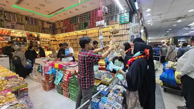 Jamaah belanja oleh-oleh di Makkah