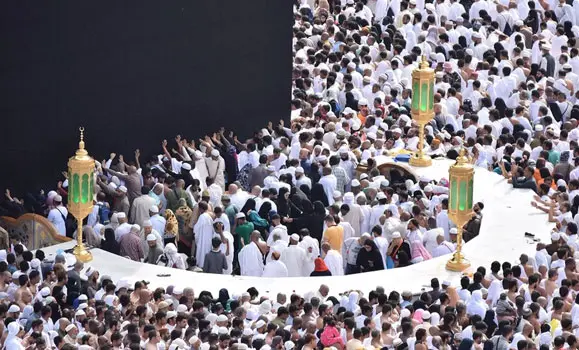 Suasana antrean dan tips bisa shalat di dalam Hijir Ismail