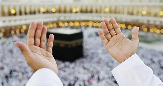 Jemaah haji sedang berdoa dengan penuh haru di depan Ka'bah untuk meraih apa itu haji mabrur