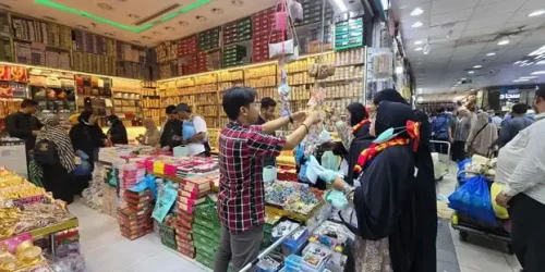 Jamaah belanja oleh-oleh di Makkah