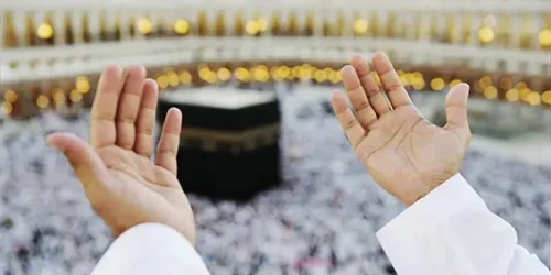Jemaah haji sedang berdoa dengan penuh haru di depan Ka'bah untuk meraih apa itu haji mabrur