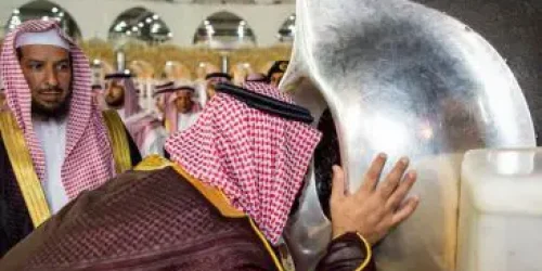 Mencium Hajar Aswad saat Umroh - Harga paket umroh DIM Kreatif